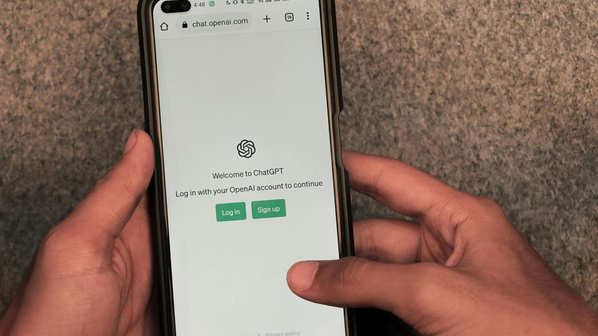 Una persona usa ChatGPT en el móvil.