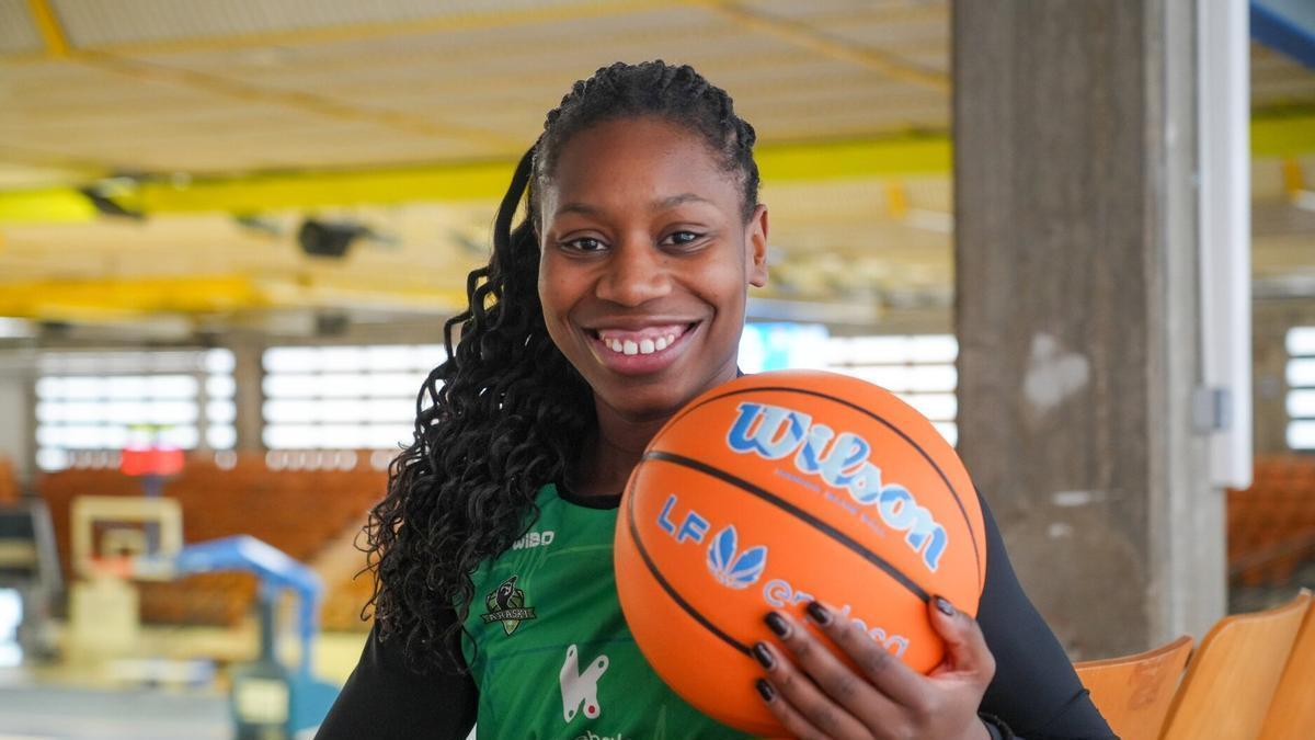 Mama Dembele posa sonriente en Mendizorroza para la entrevista