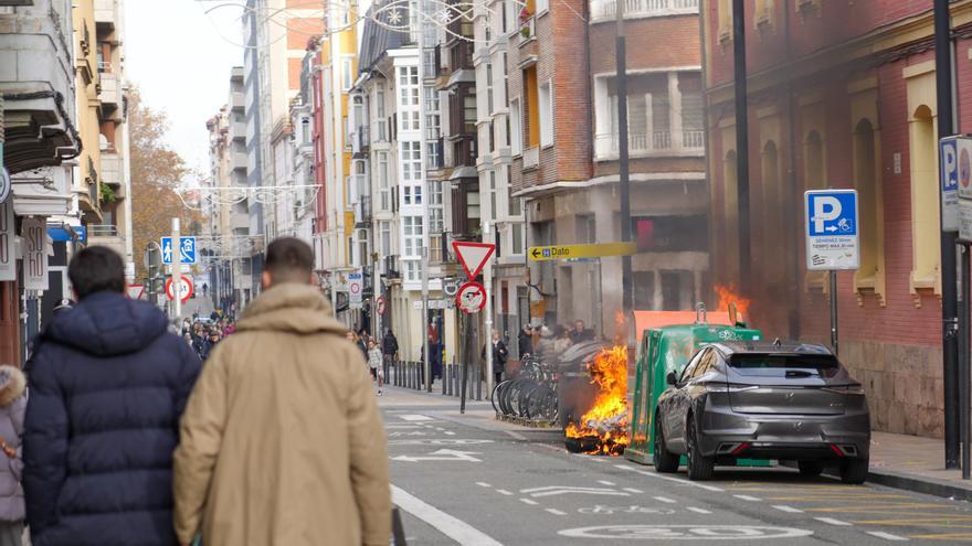Arde un contenedor a plena luz del día en el centro de Vitoria