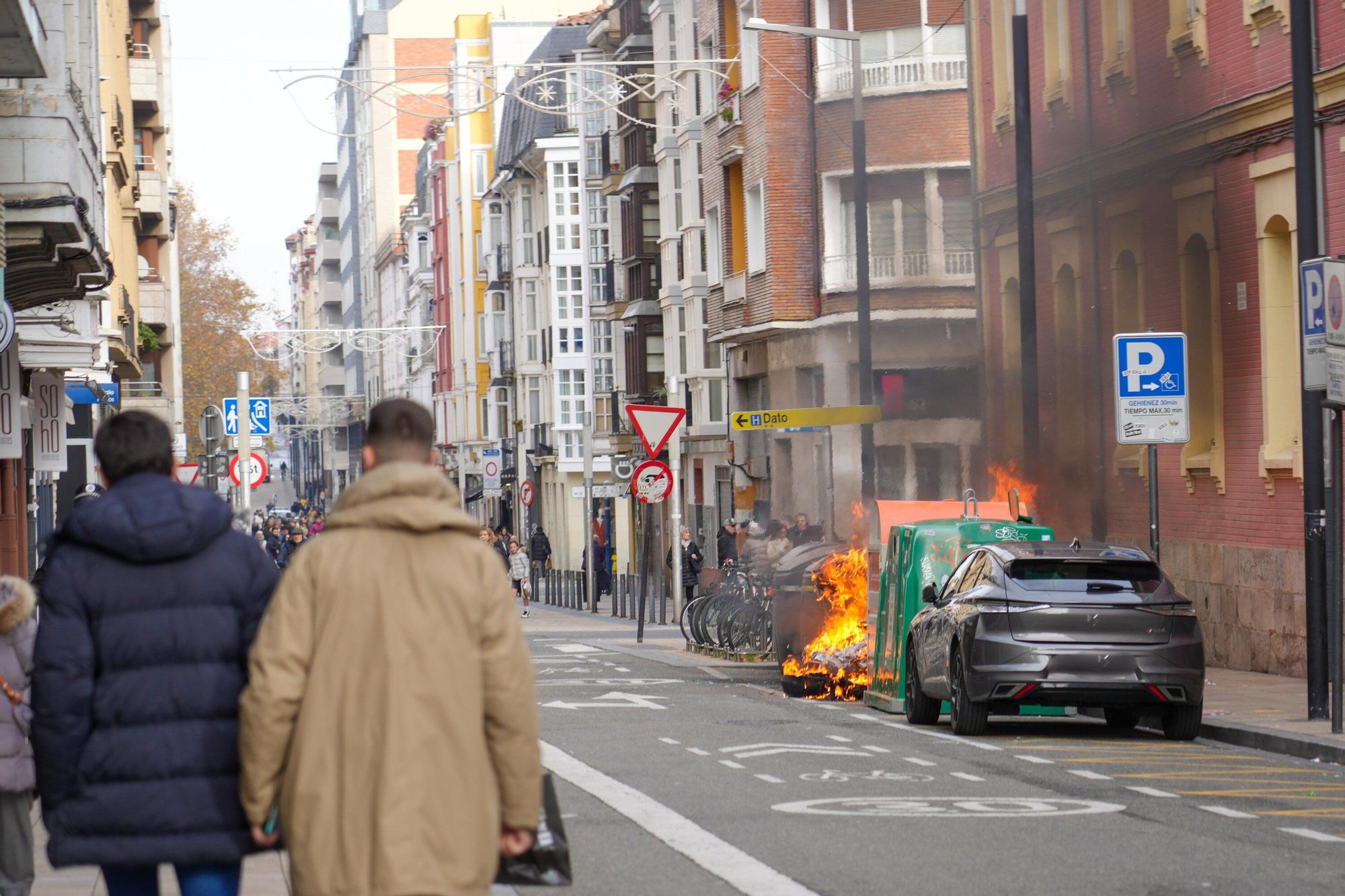 En imágenes: Arde un contenedor en Fueros a plena luz del día