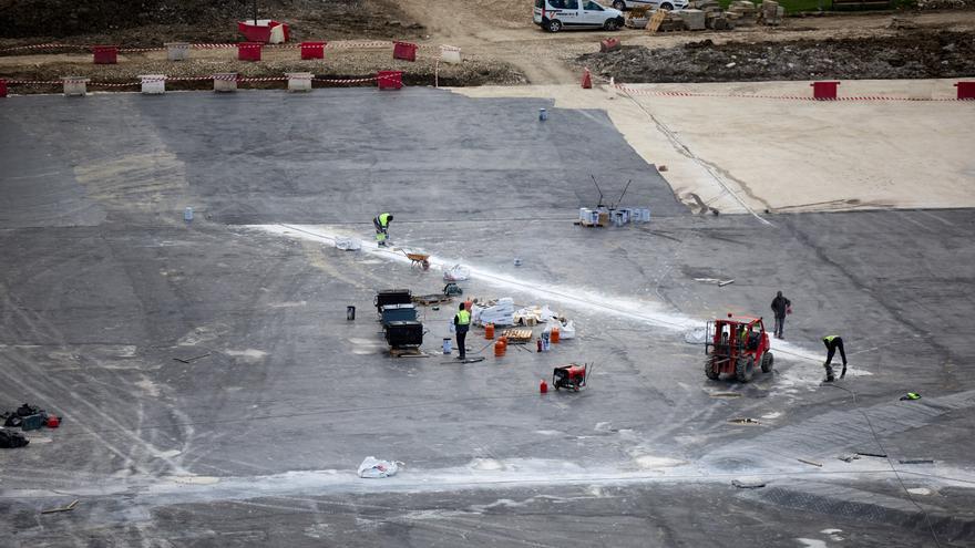 Fotos de las obras en la zona ajardinada sobre la estación de autobuses de Pamplona