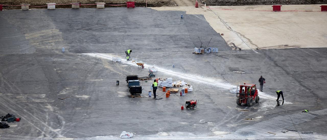 Fotos de las obras en la zona ajardinada sobre la estación de autobuses de Pamplona
