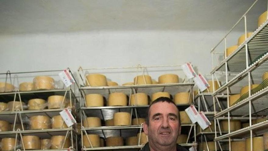 Javier Ezkurra posa exhibiendo los diplomas que acreditan sus logros en los ‘World Cheese Awards’; oro en ahumados y plata en la DO Idiazabal.