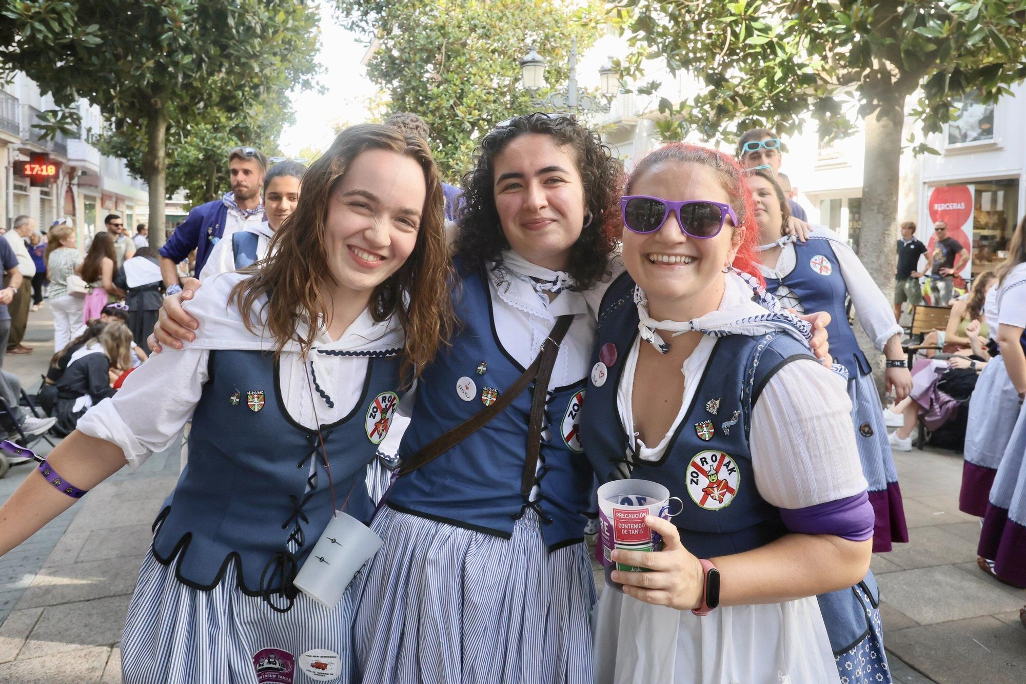 En imágenes: Blusas y neskas desfilan en el segundo paseíllo