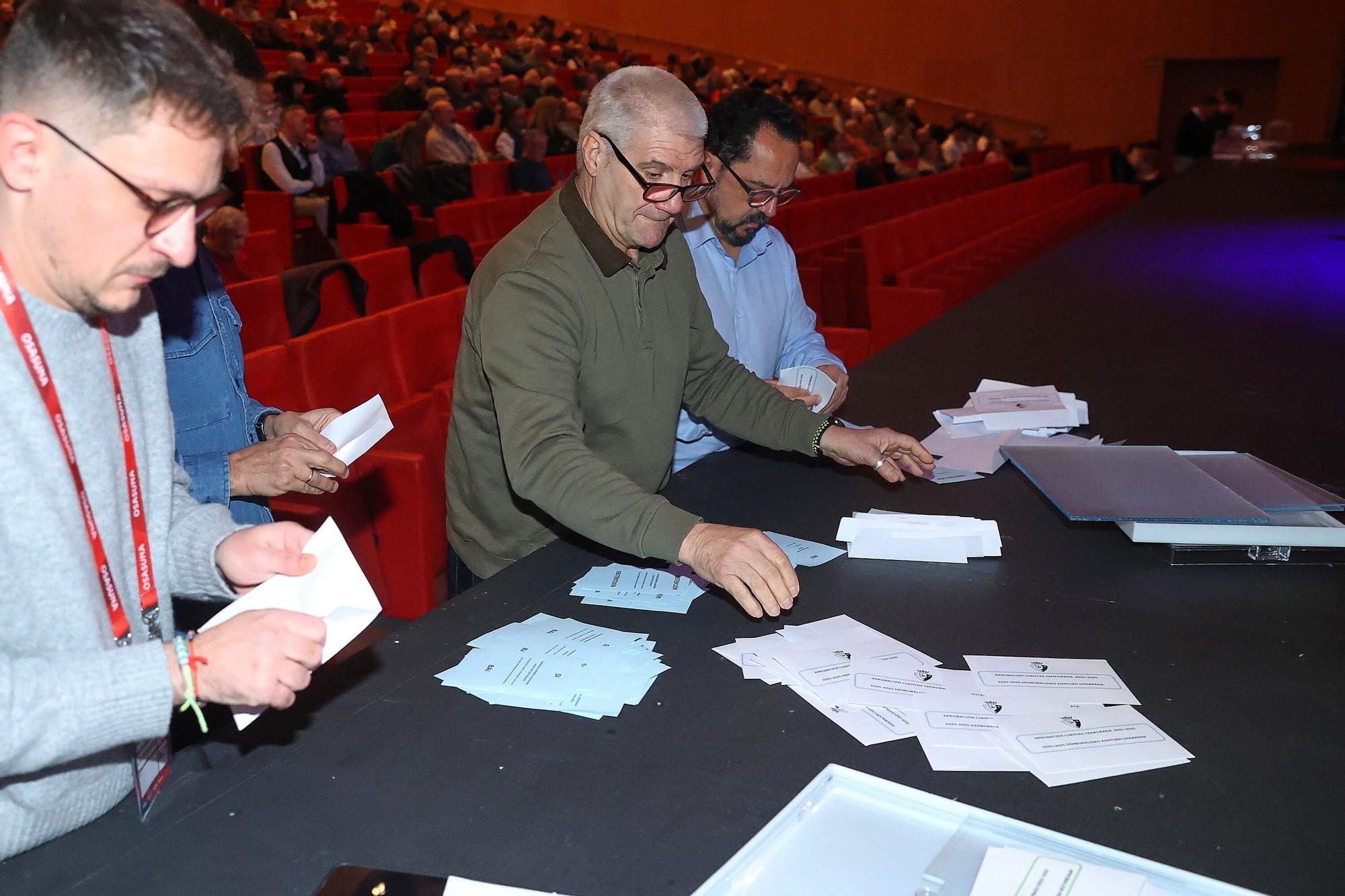 Fotos de la Asamblea de socios de Osasuna en Baluarte