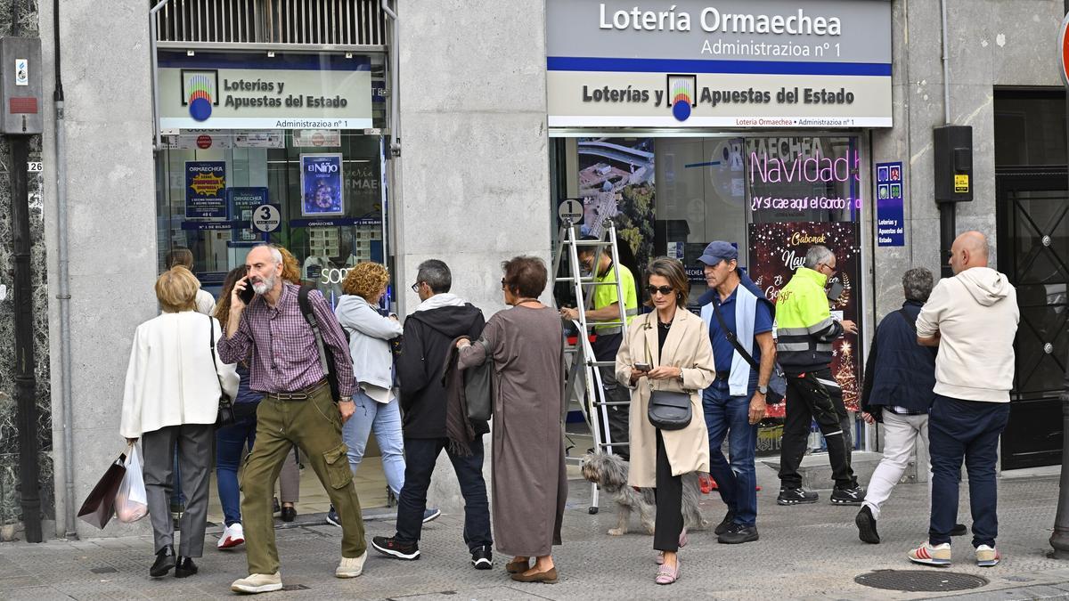 Las administraciones de lotería de Bilbao empiezan ya a notar la ‘presión prenavideña’ en los flujos de personas