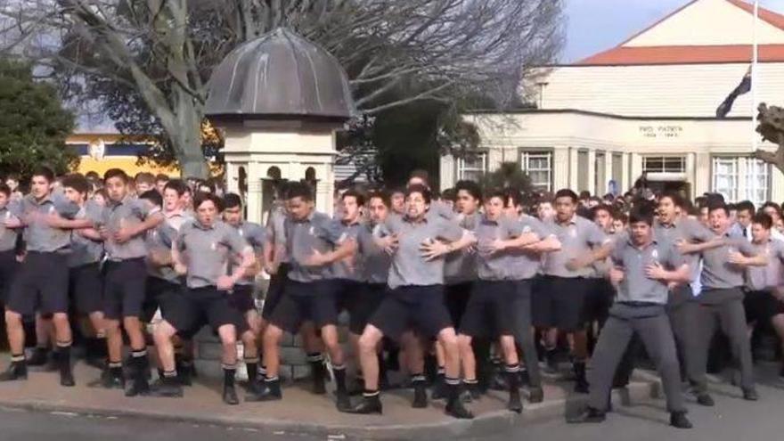 Emotiva Haka de despedida a su profesor fallecido en Nueva Zelanda