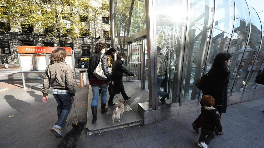 Los perros de más de 8 kilos podrán ir en Metro Bilbao si llevan bozal y correa