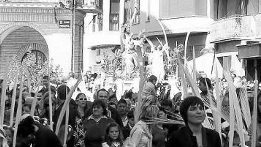 Paso de Peralta con Jesús sobre borriquilla y con portadores.