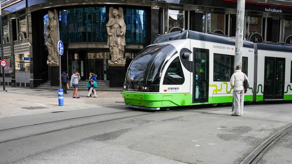 Vitoria se quedará sin tranvía tras la blanca entre parlamento y angulema por obras