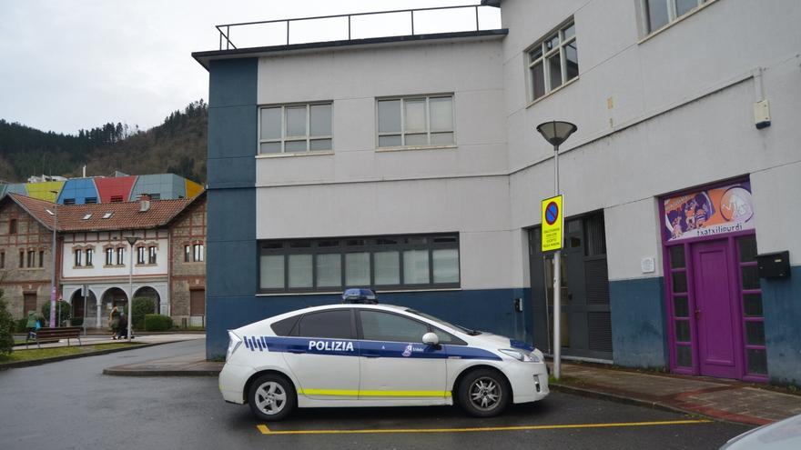 ESAN defiende que las agresiones a policías locales en Arrasate, tras la intervención por un grafiti, “constituyen un delito”