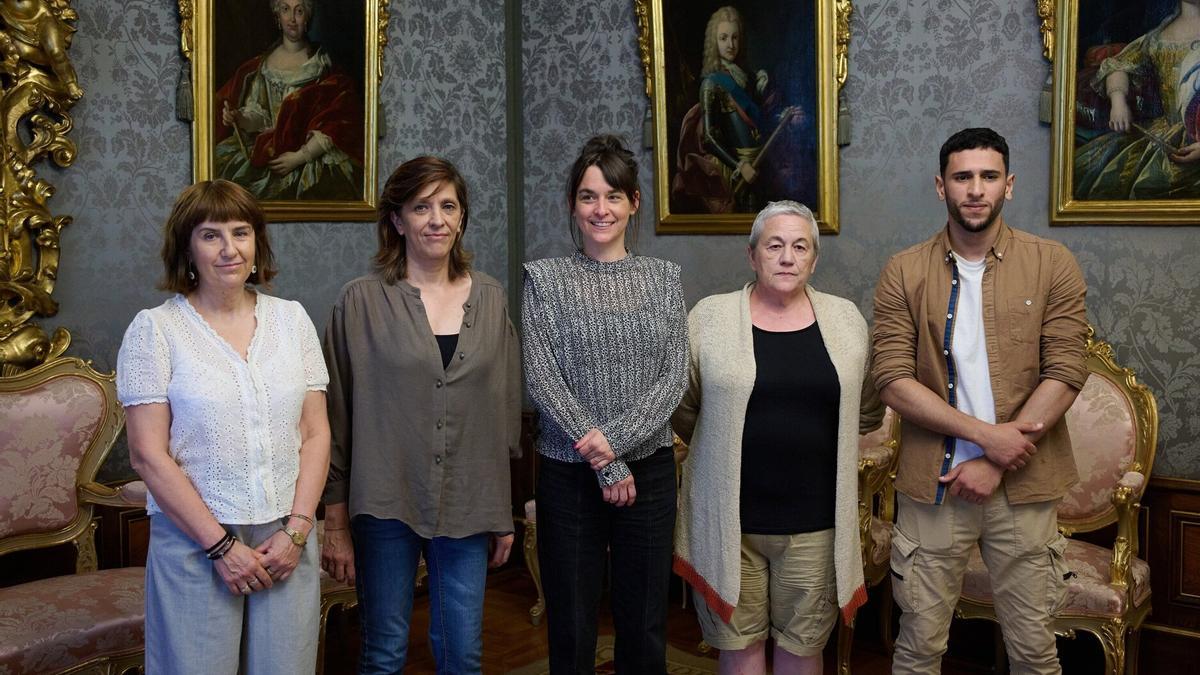 De izda. a dcha.: Virginia Eraso, directora del servicio Karibu; Marisol de la Nava, directora general de Políticas Migratorias; la vicepresidenta Begoña Alfaro; Idoia Garate, coordinadora de la Fundación Elkarte; y Mourad Mahroug, participante en los cursos de la fundación