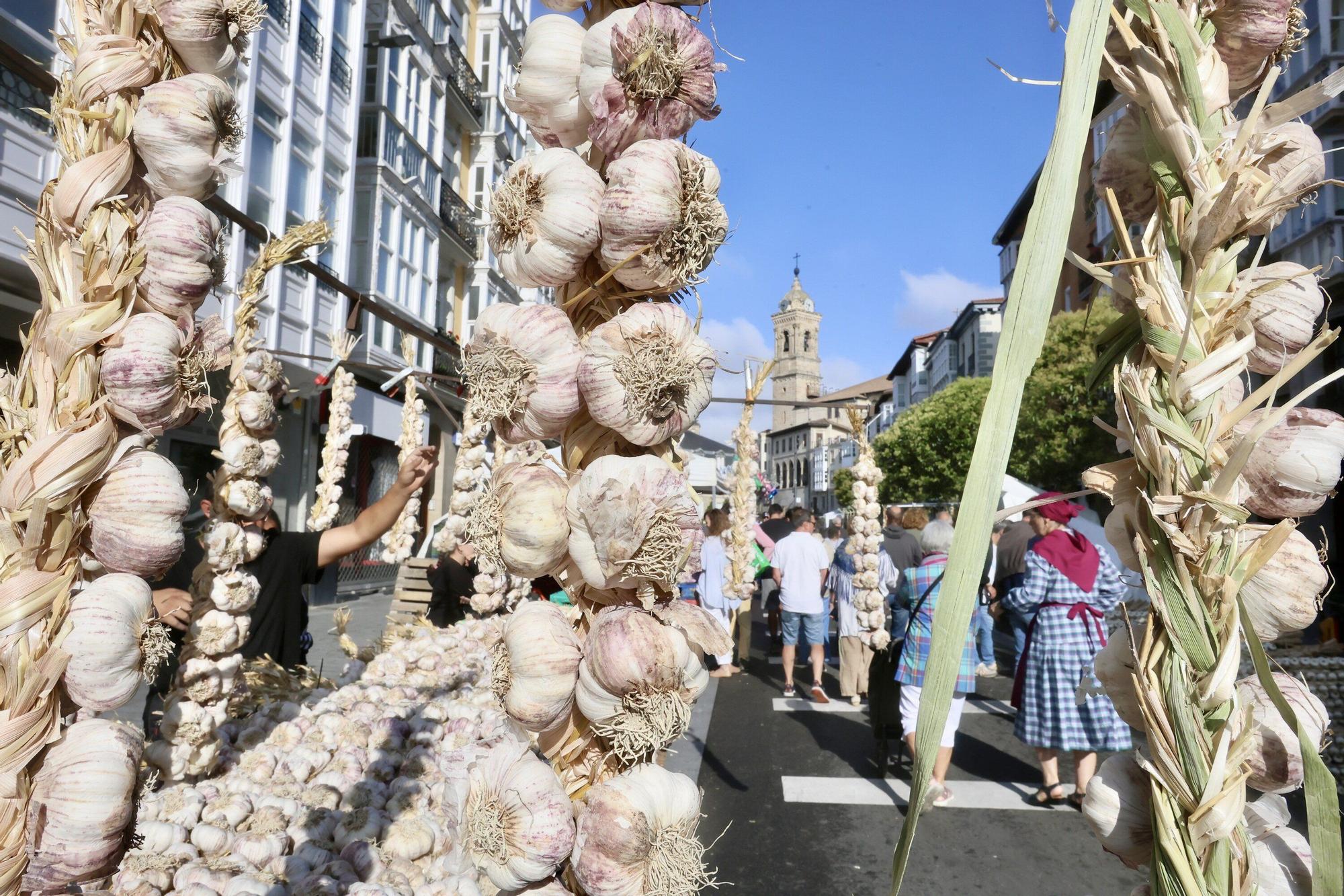En imágenes: La feria de ajos atrae a los vitorianos un año más