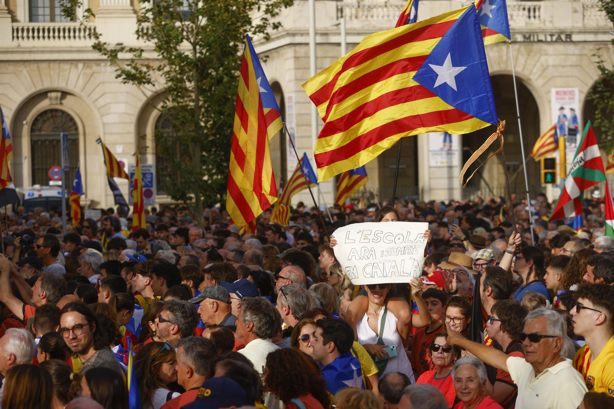 Unos 41.500 independentistas se manifiestan en la Diada en Barcelona, Girona y Tortosa