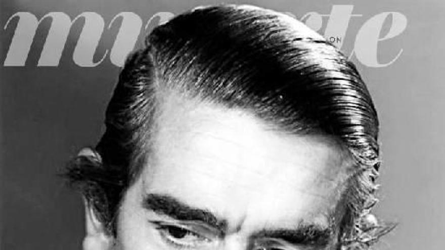 Una imagen de Aldecoa, que falleció a los 44 años; en la columna de la derecha, tres publicaciones editadas con sus creaciones tanto en la vida del autor nacido en Vitoria como después de su fallecimiento. Fotos: N.G.