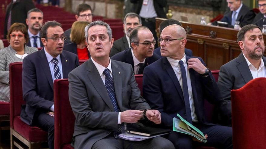 Los líderes independentistas, el exvicepresidente de la Generalitat Oriol Junqueras (d); el exconsejero de Asuntos Exteriores Raül Romeva (c) y el exconsejero de Interior Joaquim Forn (i), junto al resto de los acusados por el proceso soberanista.