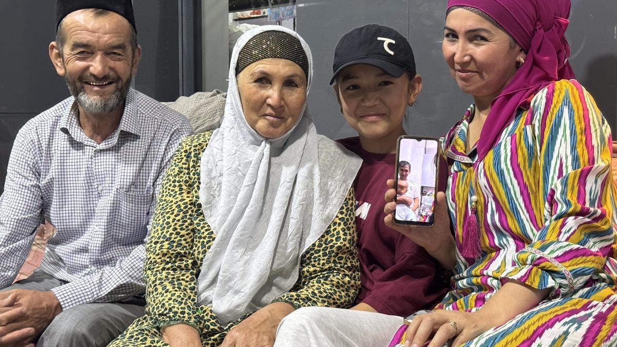 Otoqul, Gulnora, Farangiz y Mahliyo, familia de Kairma, en Uzbekistán.