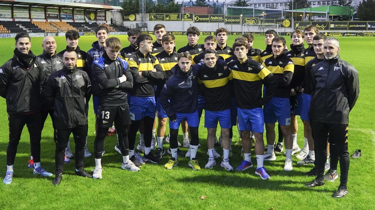 Plantilla y cuadro técnico del Portugalete posan en La Florida.