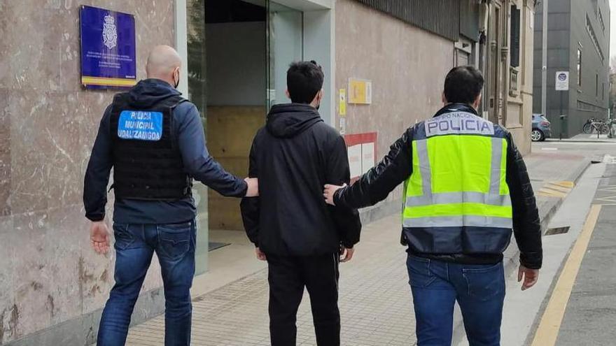 Cuatro detenidos por robo con violencia en un piso de Pamplona