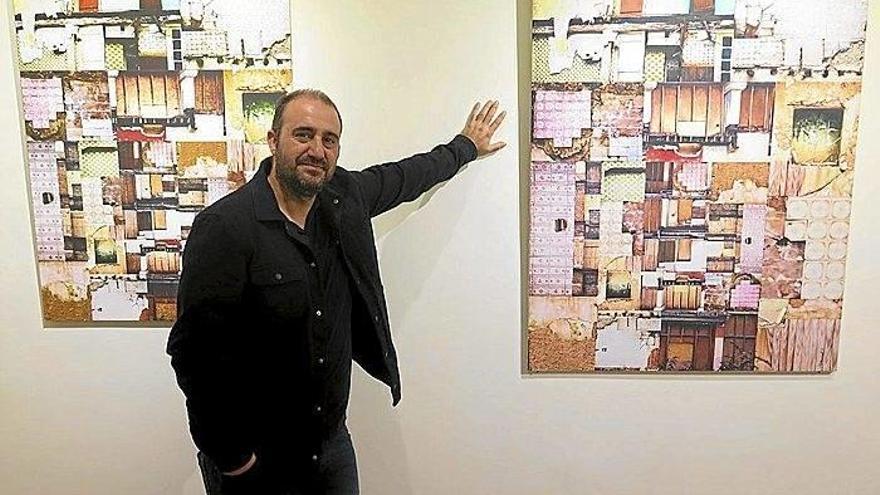 El artista azkoitiarra Gorka Larrañaga, ante dos de sus obras.