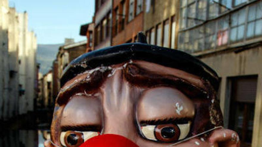 Payasos y &#039;aborígenes&#039; se atreven en Semana Santa