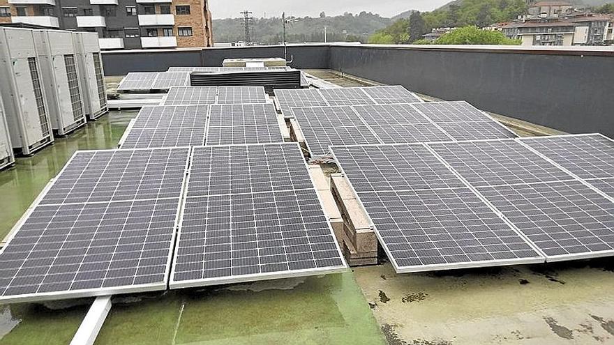 Astigarraga instala 204 placas fotovoltaicas en edificios públicos
