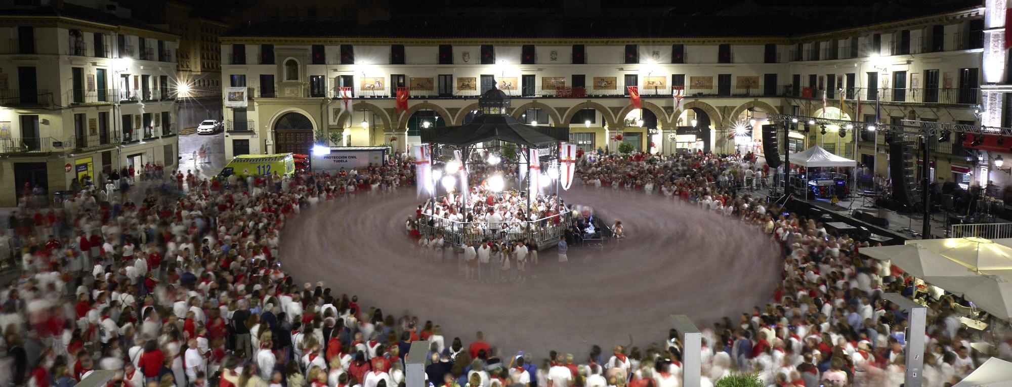 Fotos del baile de La Revoltosa en Tudela