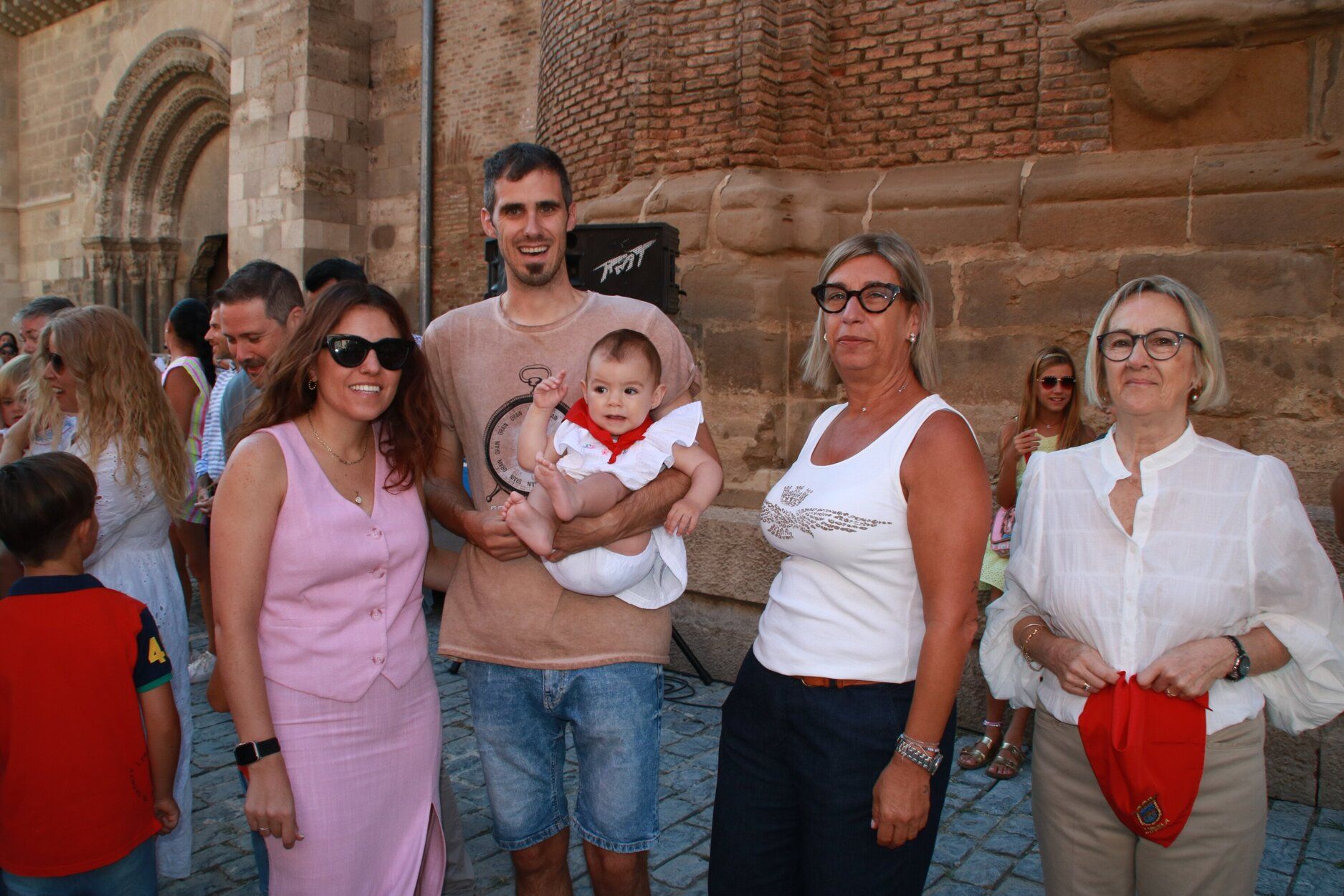 Fotos de la imposición del pañuelo de fiestas de Tudela a los nacidos en 2024