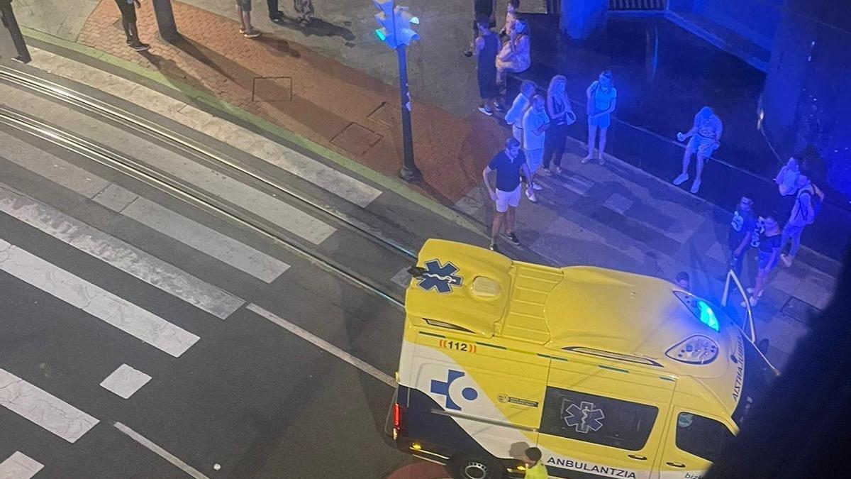 El hombre fue atendido por una ambulancia en la calle Buenos Aires de Bilbao