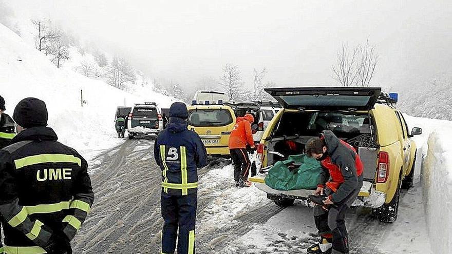 Bomberos participan en la búsqueda del operario desaparecido. Foto: Efe