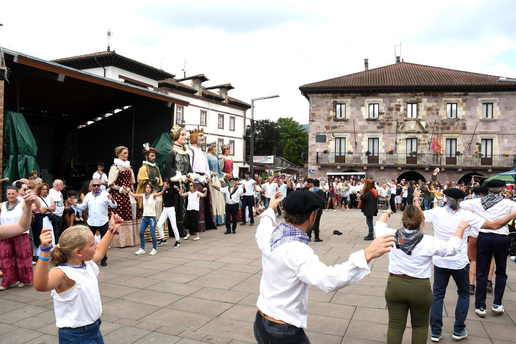 Elizondo celebra su día grande con bailes de gigantes y mutildantzak
