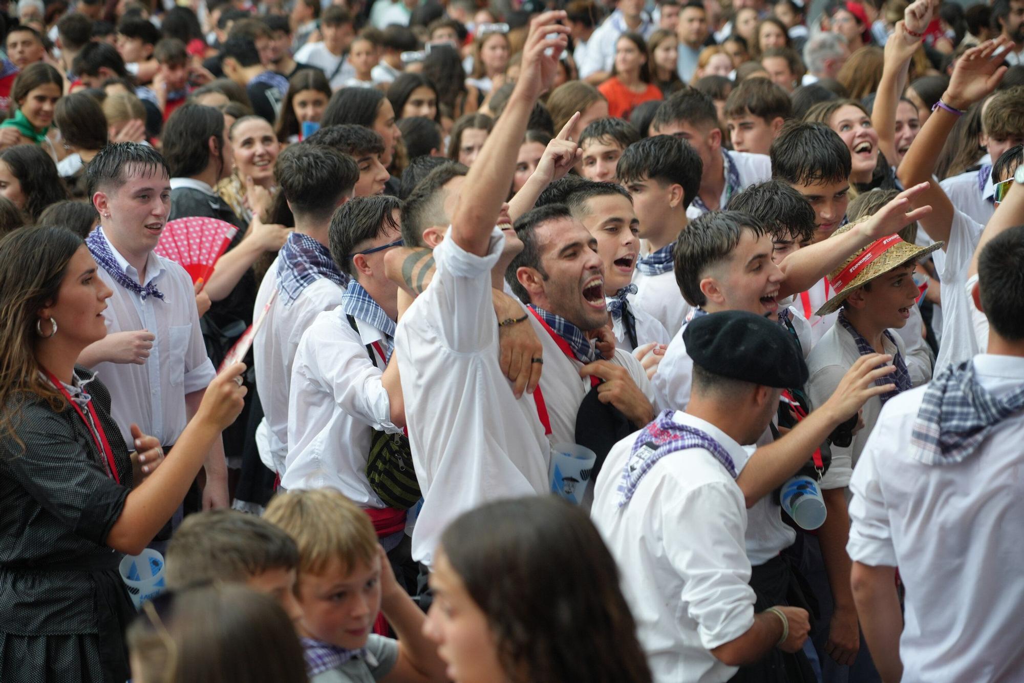 En imágenes: La bajada de Iguarrako enciende la fiesta en Amurrio