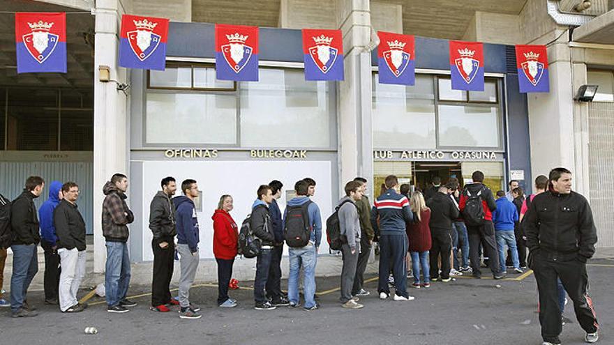 Colas para comprar entradas de Osasuna.