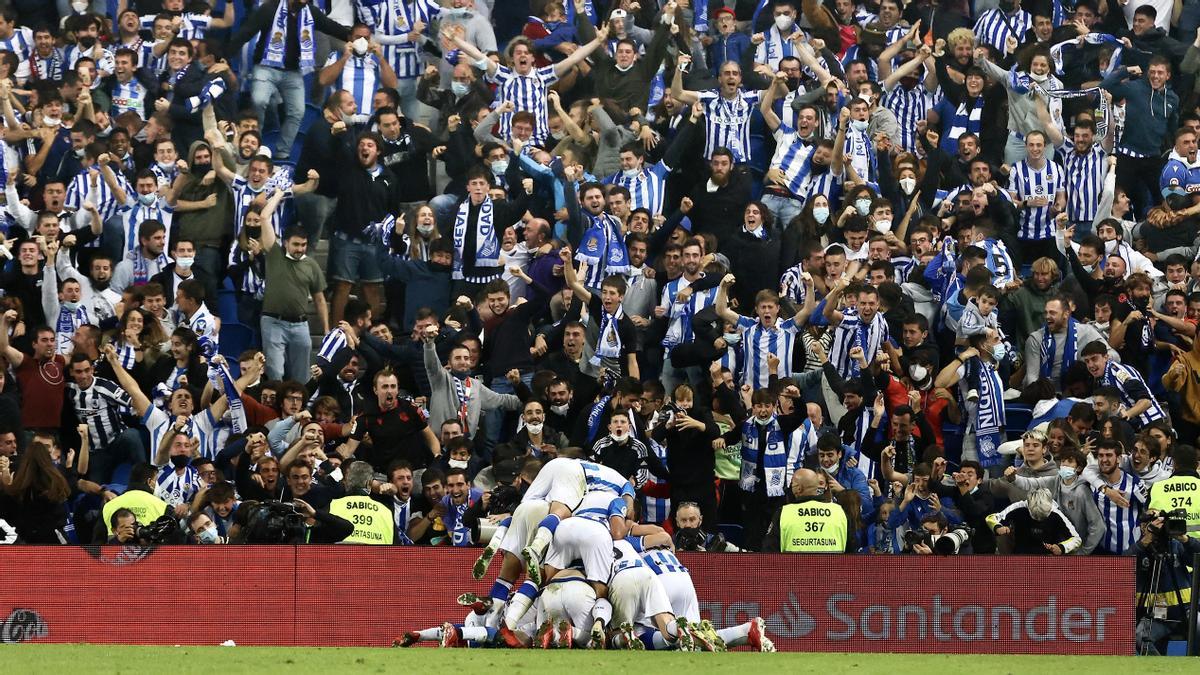 Los jugadores de la Real celebran el gol de Lobete ante el Mallorca en la campaña 2021-22.