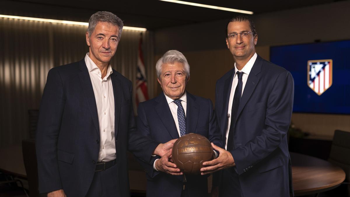 Miguel Ángel Gil Marín, Enroque Cerezo y Robert Givone, en la imagen del acuerdo para la venta de las acciones del Atlético de Madrid a la compañíaApollo.