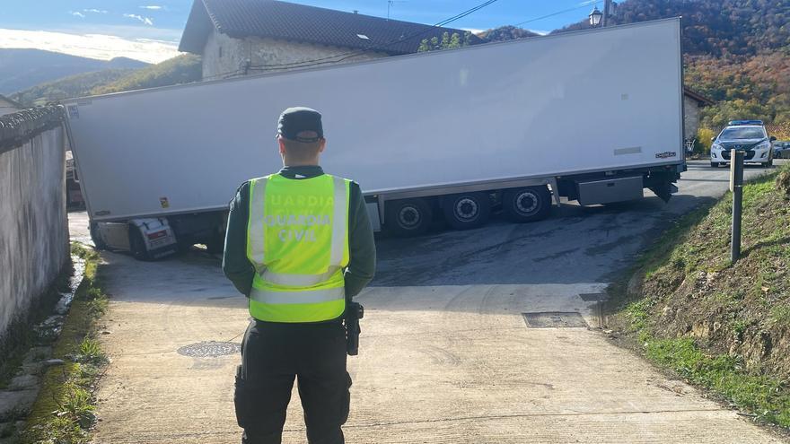 Un camión se queda atascado en Etulain