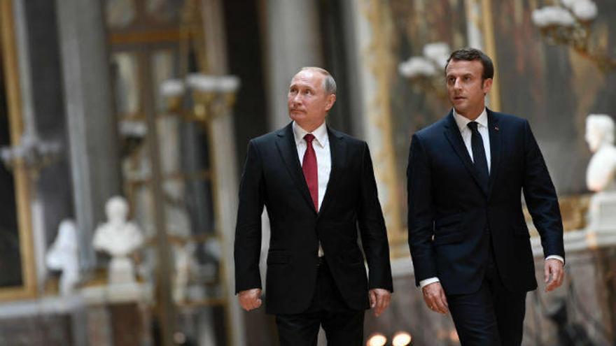 Putin y Macron, paseando por los jardines del palacio de Versalles.