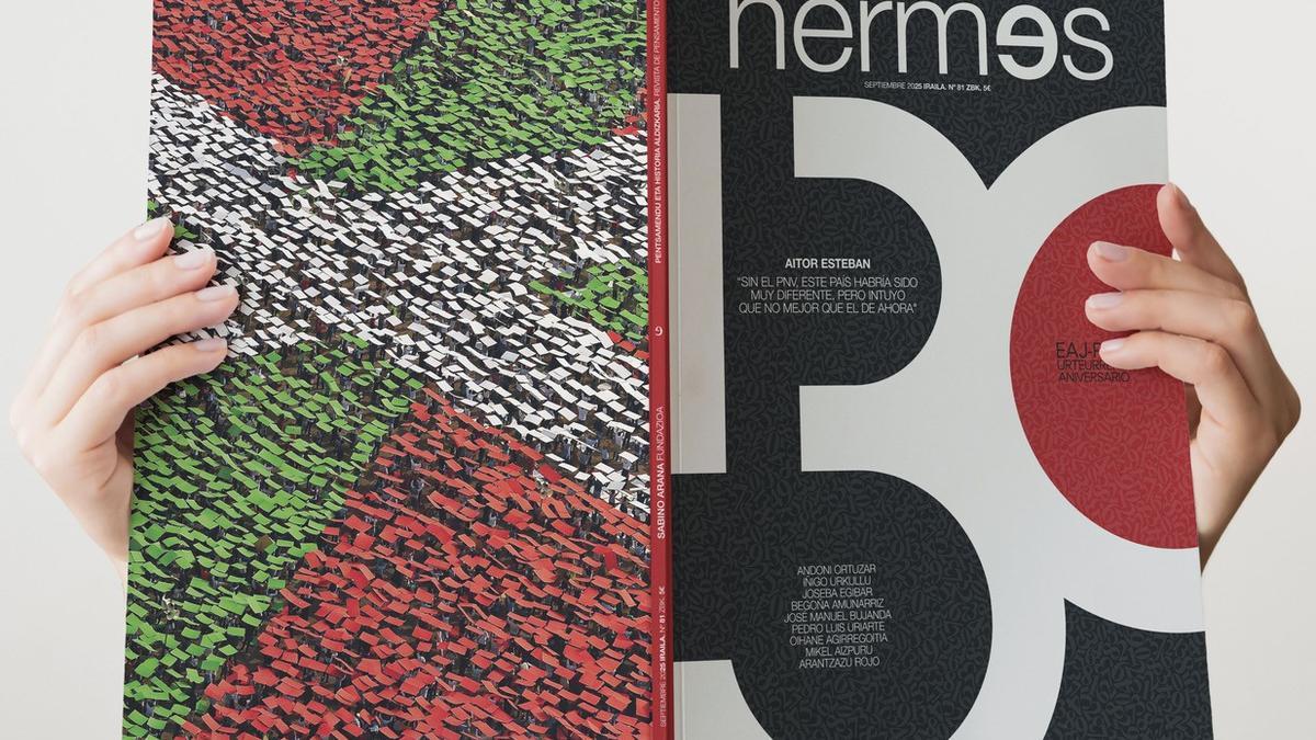 Una persona leyendo el ejemplar número 81 de la revista &#039;Hermes&#039; en el que se repasan los 130 años de historia del PNV.