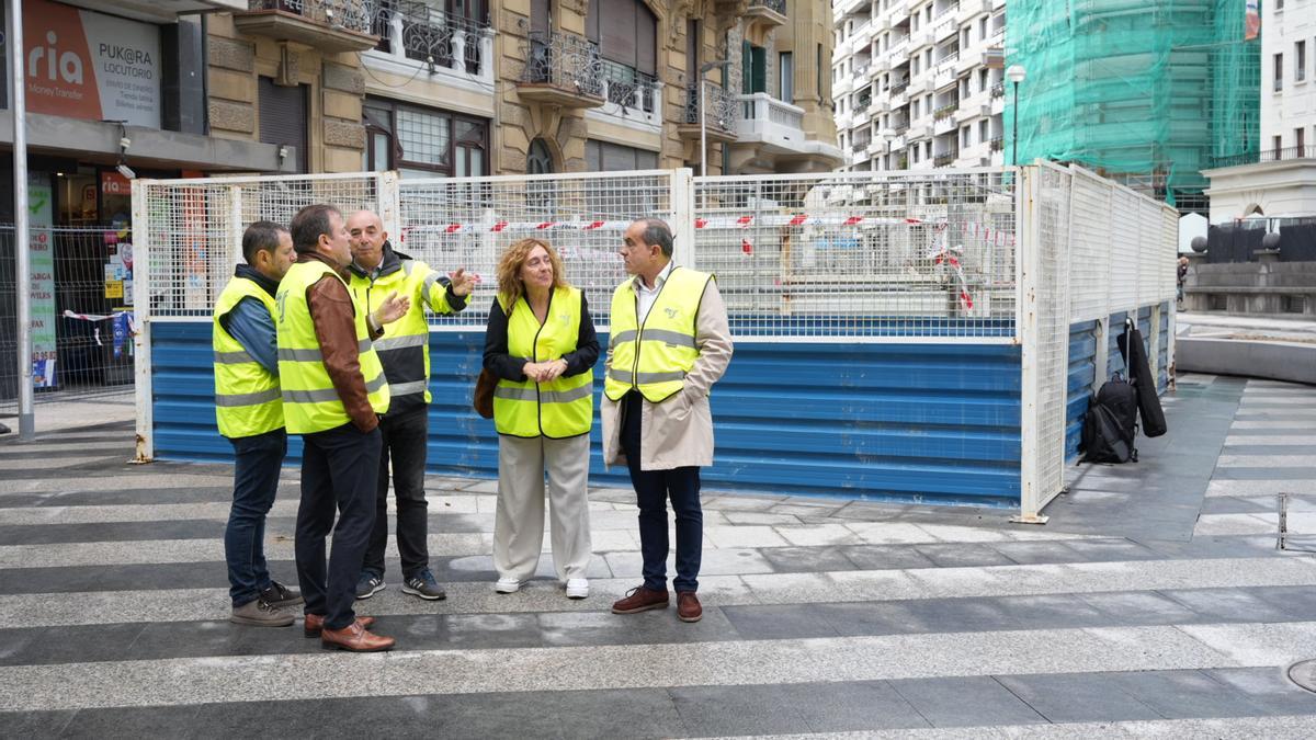 La consejera García Chueca, durante la visita horas antes de la apertura a la ciudadanía de la plaza Xabier Zubiri La consejera García Chueca, durante la visita horas antes de la apertura a la ciudadanía de la plaza Xabier Zubiri