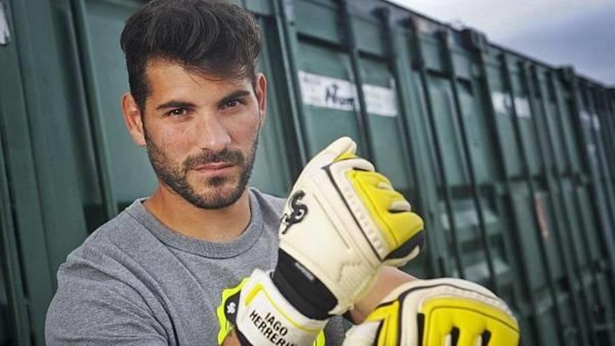 La baja de Iraizoz deja la portería al debutante Iago Herrerín ante Osasuna