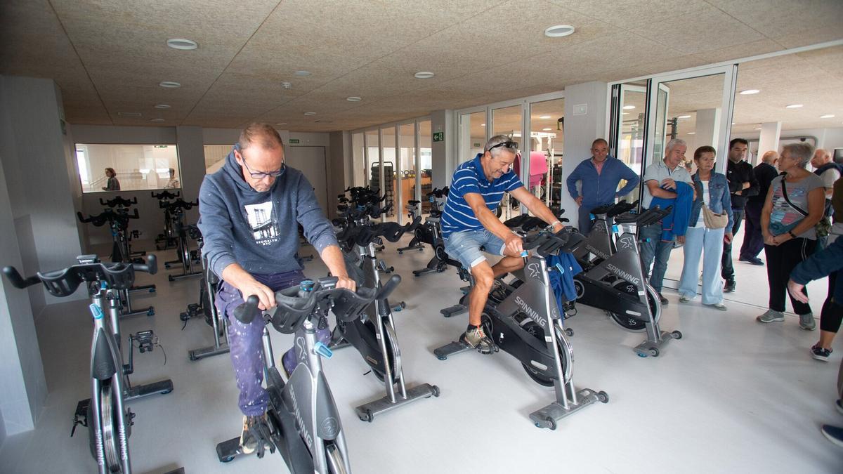 Asistentes a la jornada de puertas abiertas del CIP Lumbier IIP, probando las bicicletas estáticas.