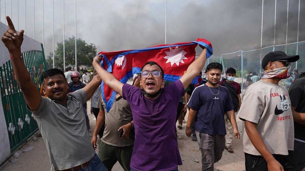 Imagen de varios manifestantes en Katmandú, la capital de Nepal.