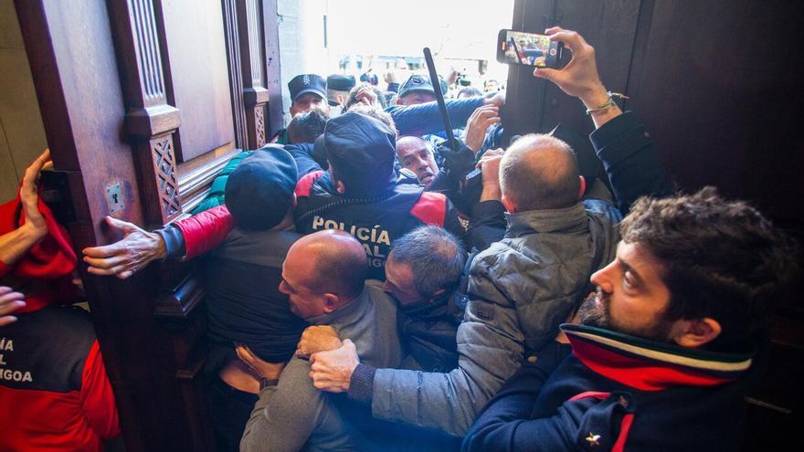 Policía Foral cita a siete agricultores navarros por el intento de asalto al Parlamento