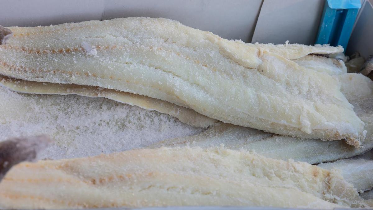 Una caja de bacalao en salazón listo para llevar a casa.