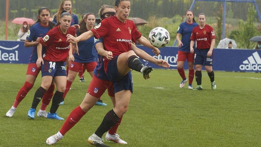 María González controla el balón ante una rival del Atlético de Madrid B en Tajonar la pasada temporada.