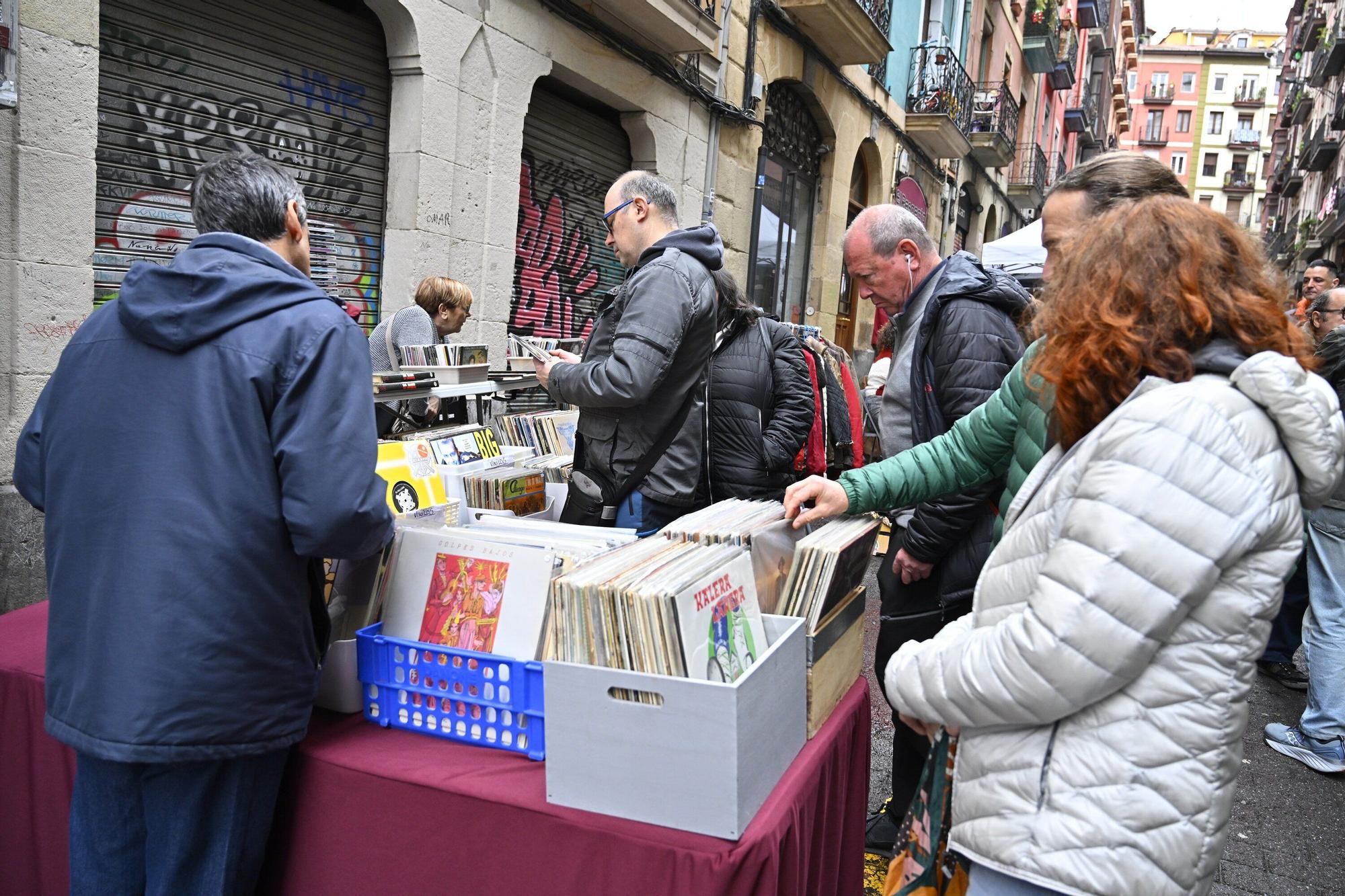 En imágenes: el mercado del Dos de Mayo se viste de Navidad