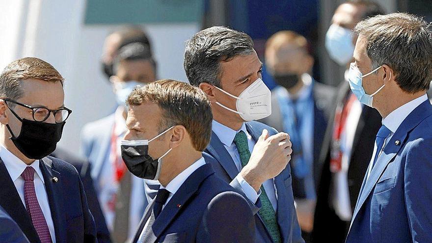 Pedro Sánchez junto al presidente belga (d), el presidente francés (2i) y el presidente polaco (i) tras el Consejo Europeo en Oporto, Portugal. Foto: Efe