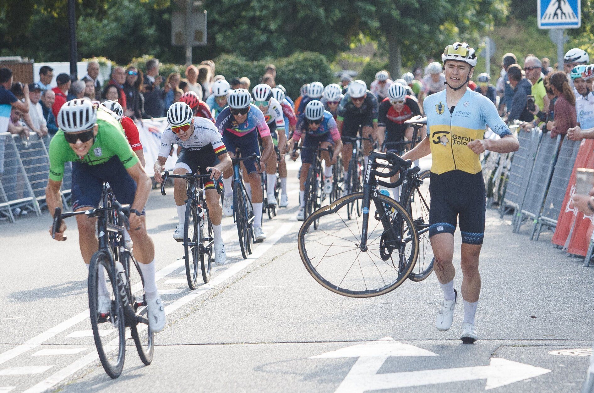 Imágenes de la llegada de la segunda etapa de la Vuelta a Pamplona
