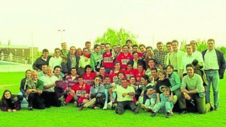 Jugadores del Ribaforada celebran su pase al play off en 1996.