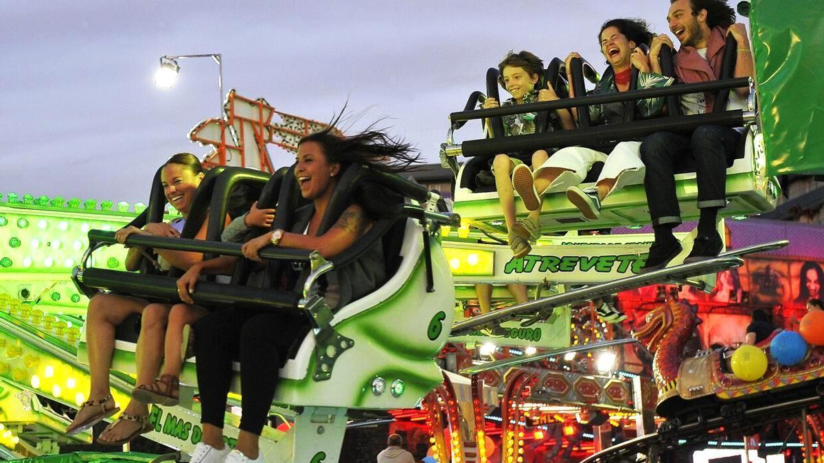Varias personas montan en una de las atracciones del parque Etxebarria